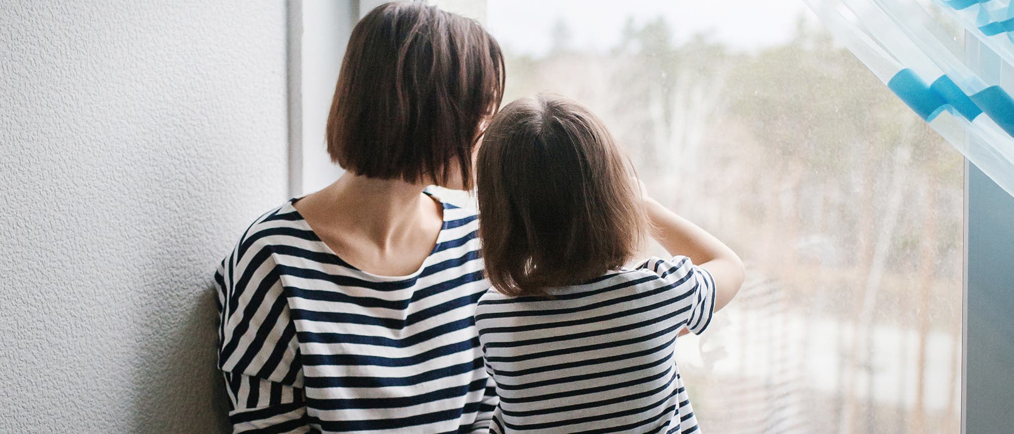 Mutter und Tochter am Fenster Mutter und Tochter am Fenster