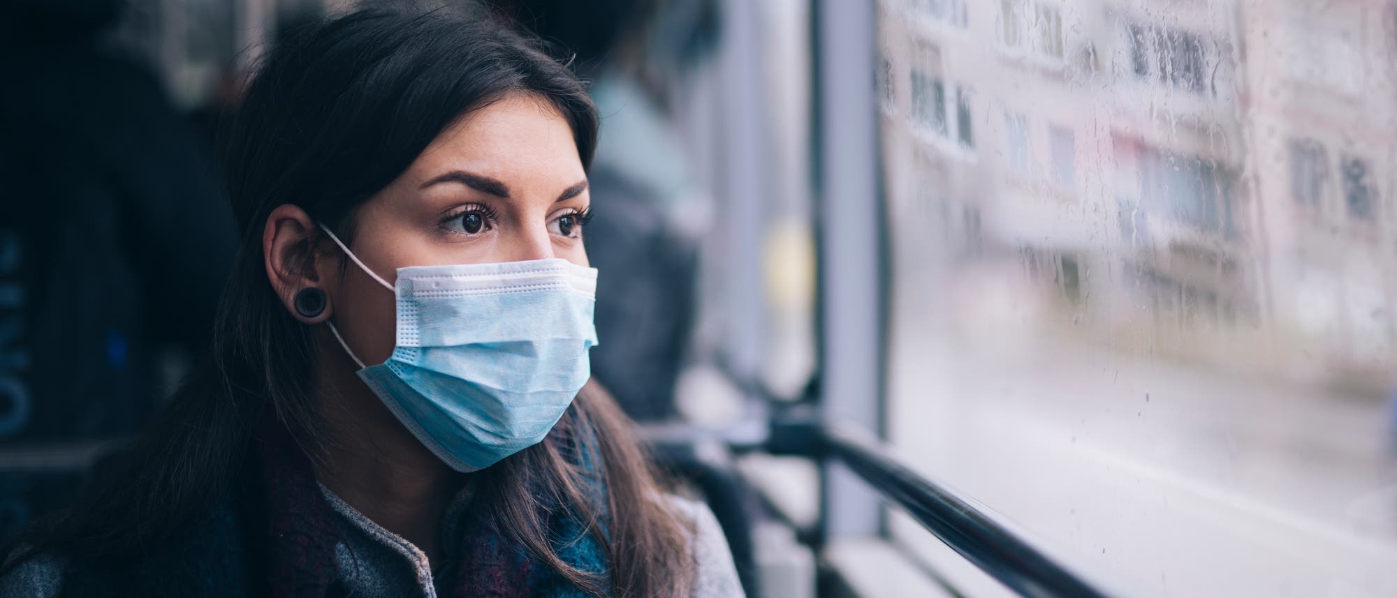 Frau mit Maske im Bus Frau mit Maske im Bus