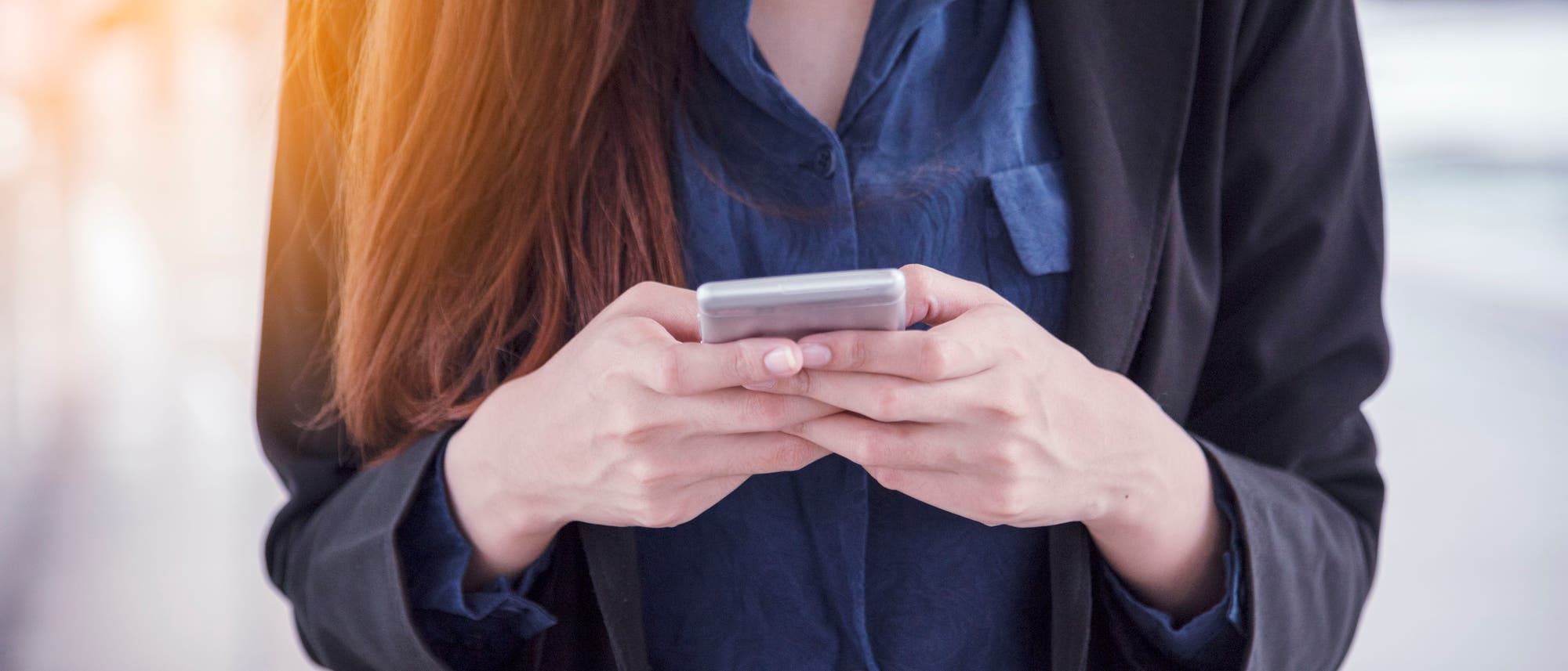 Frau tippt auf ihrem Handy Frau tippt auf ihrem Handy