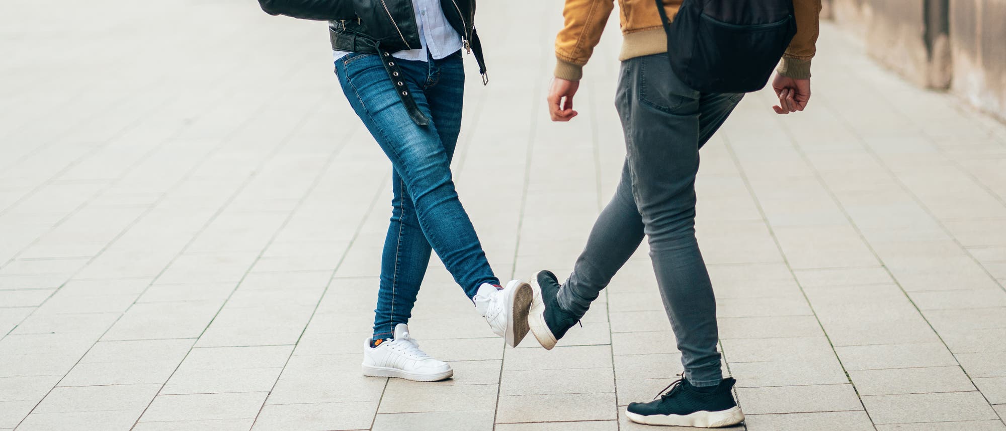 Begrüßung mit dem Fuß statt der Hand: Hygieneregeln einzuhalten, hilft, Sars-CoV-2 zu stoppen. Begrüßung mit dem Fuß statt der Hand: Hygieneregeln einzuhalten, hilft, Sars-CoV-2 zu stoppen.