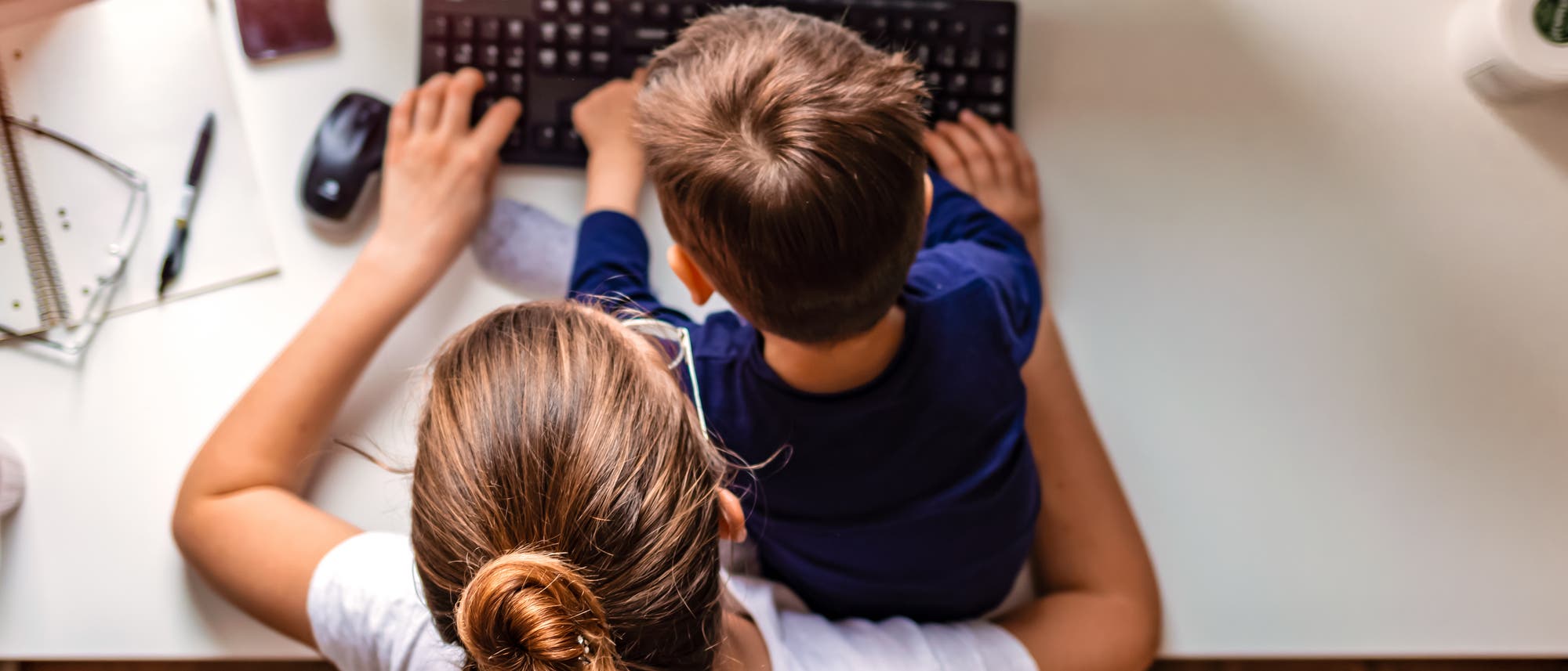 Mutter und Kind im Homeoffice Mutter und Kind im Homeoffice