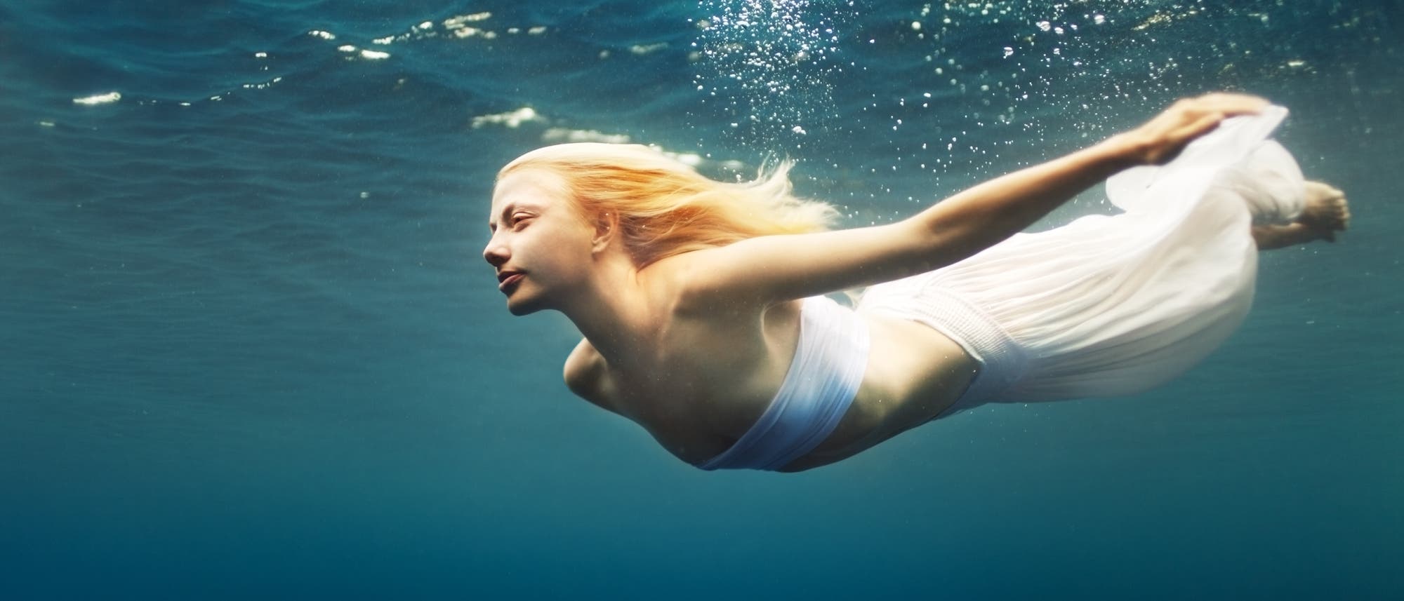 Frau schwebt Unterwasser Frau schwebt Unterwasser
