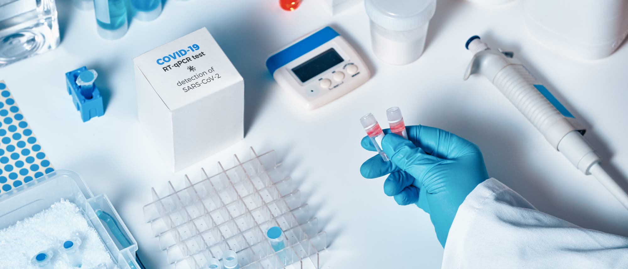 Corona-PCR-Testkit auf einem Tisch. Corona-PCR-Testkit auf einem Tisch.
