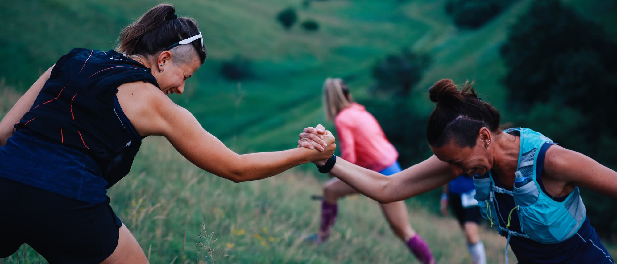 Zwei Frauen reichen sich beim Wettkampf die Hand Zwei Frauen reichen sich beim Wettkampf die Hand