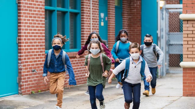 Schulkinder mit Mund-Nase-Schutz