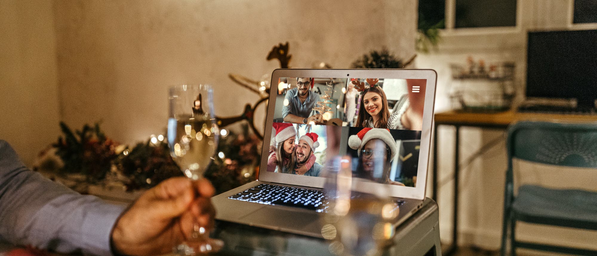 Für die Weihnachtstage vom 24. bis 26. Dezember 2020 gilt: Im engsten Familienkreis können Treffen mit vier über den eigenen Hausstand hinausgehenden Personen möglich sein. So manche planen deshalb digitale Treffen. Für die Weihnachtstage vom 24. bis 26. Dezember 2020 gilt: Im engsten Familienkreis können Treffen mit vier über den eigenen Hausstand hinausgehenden Personen möglich sein. So manche planen deshalb digitale Treffen.