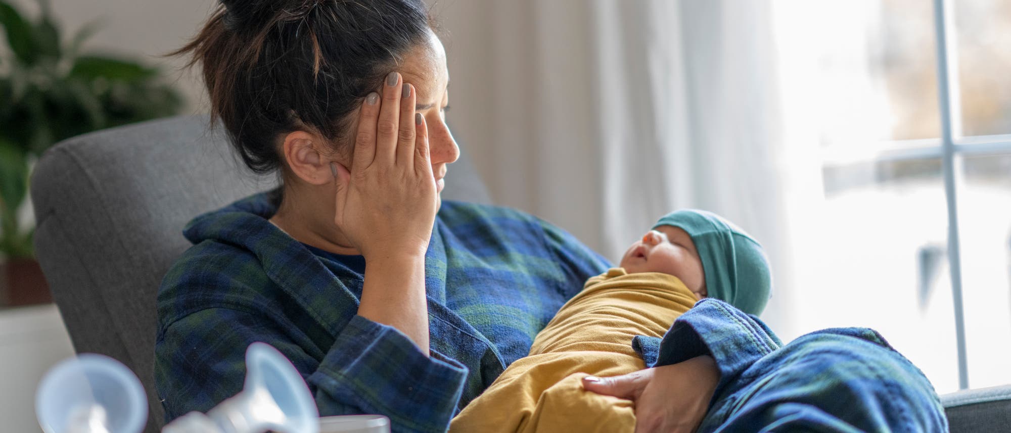 Erschöpfte Mutter mit Neugeborenen Erschöpfte Mutter mit Neugeborenen