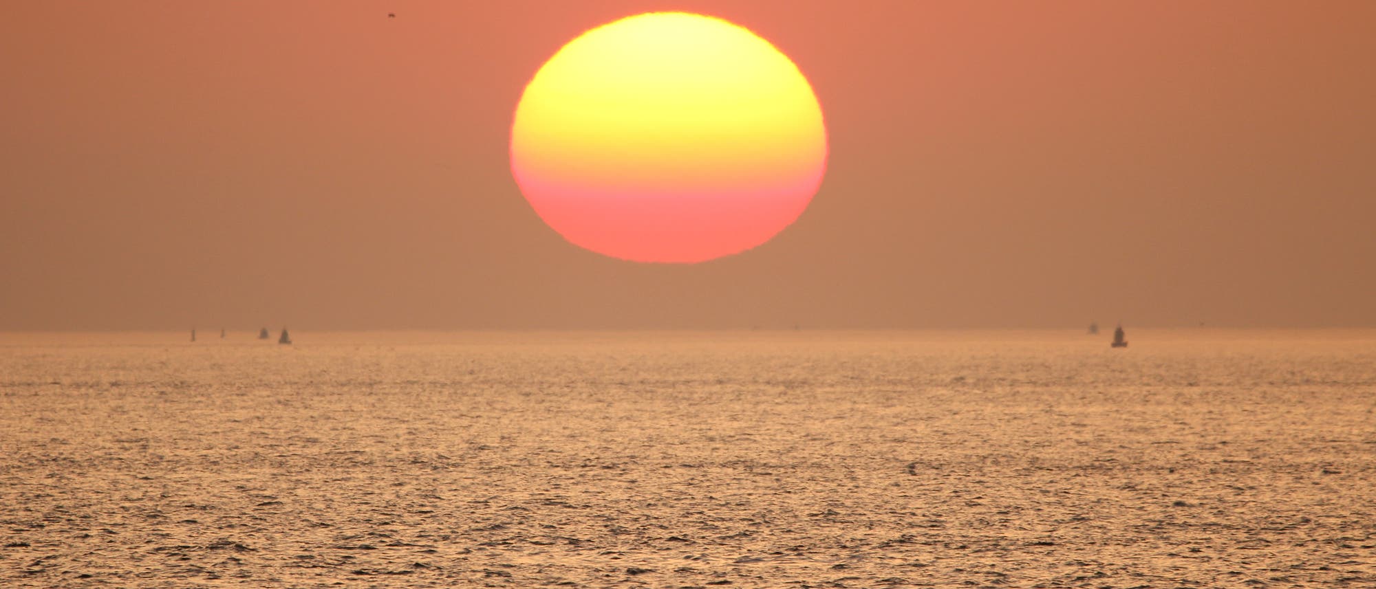 Sonnenuntergang nach einem heißen Tag Sonnenuntergang nach einem heißen Tag
