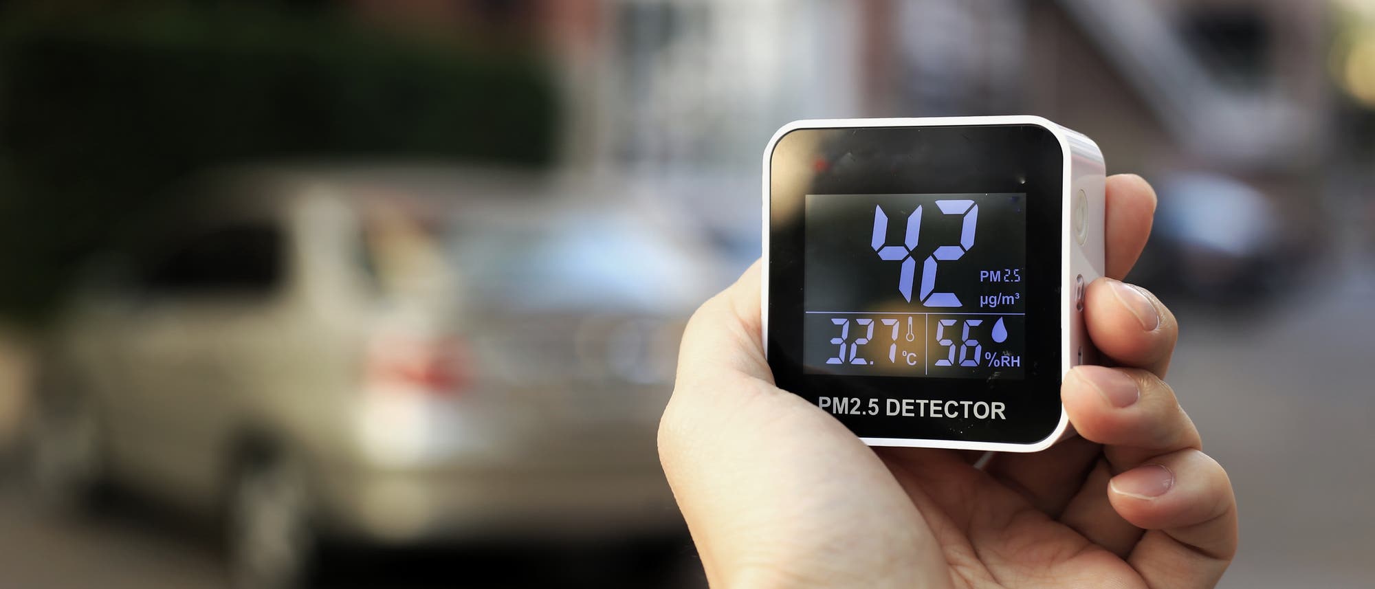 Ein Messgerät zeigt einen PM2.5-Wert von 42 Mikrogramm pro Kubikmeter Luft Ein Messgerät zeigt einen PM2.5-Wert von 42 Mikrogramm pro Kubikmeter Luft