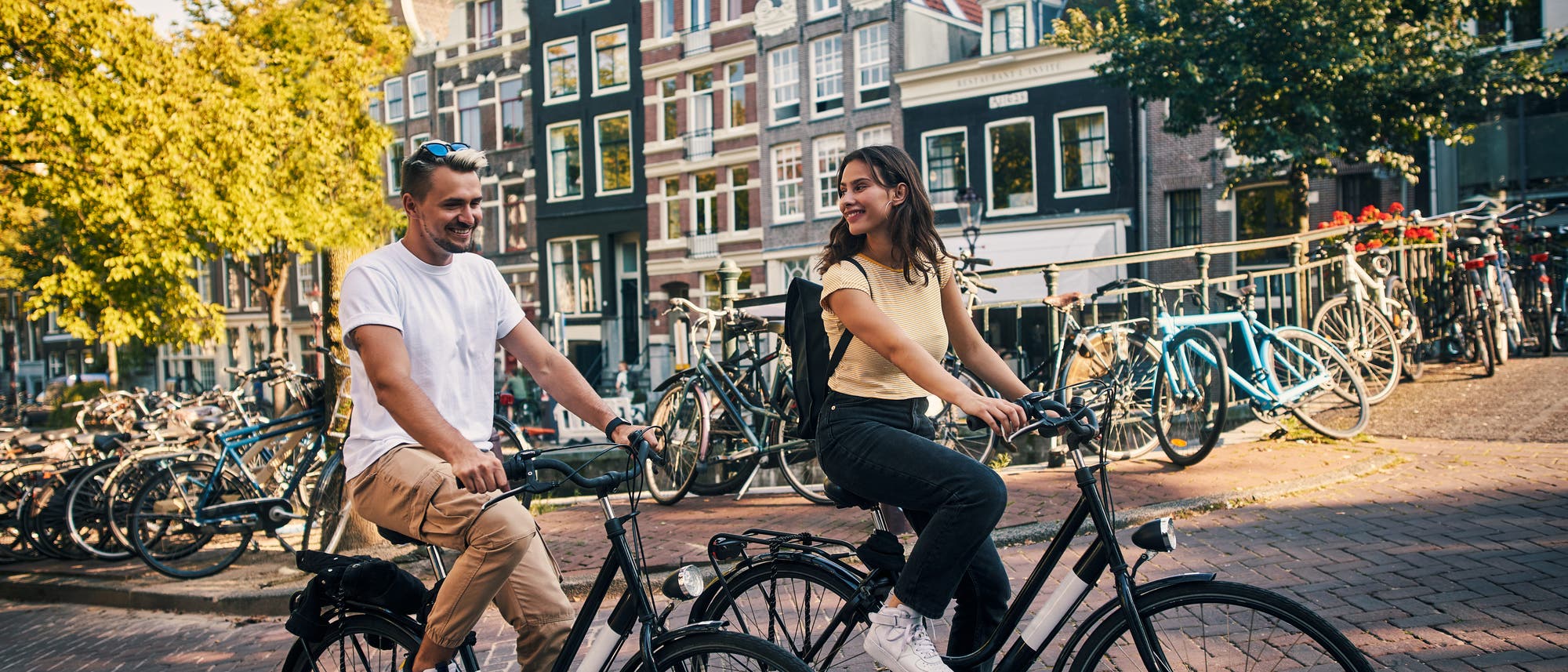 In Städten wie Amsterdam kommt man mit dem Fahrrad oft bequemer und schneller ans Ziel als mit dem Auto. In Städten wie Amsterdam kommt man mit dem Fahrrad oft bequemer und schneller ans Ziel als mit dem Auto.
