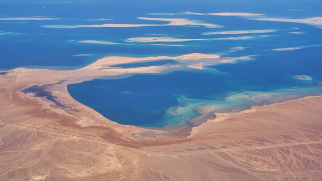 Luftbild vom Roten Meer nahe des Suezkanals.