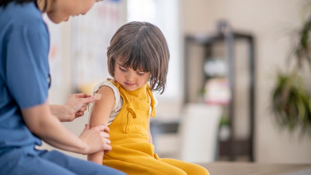 Ein kleines Kind nach einer Impfung