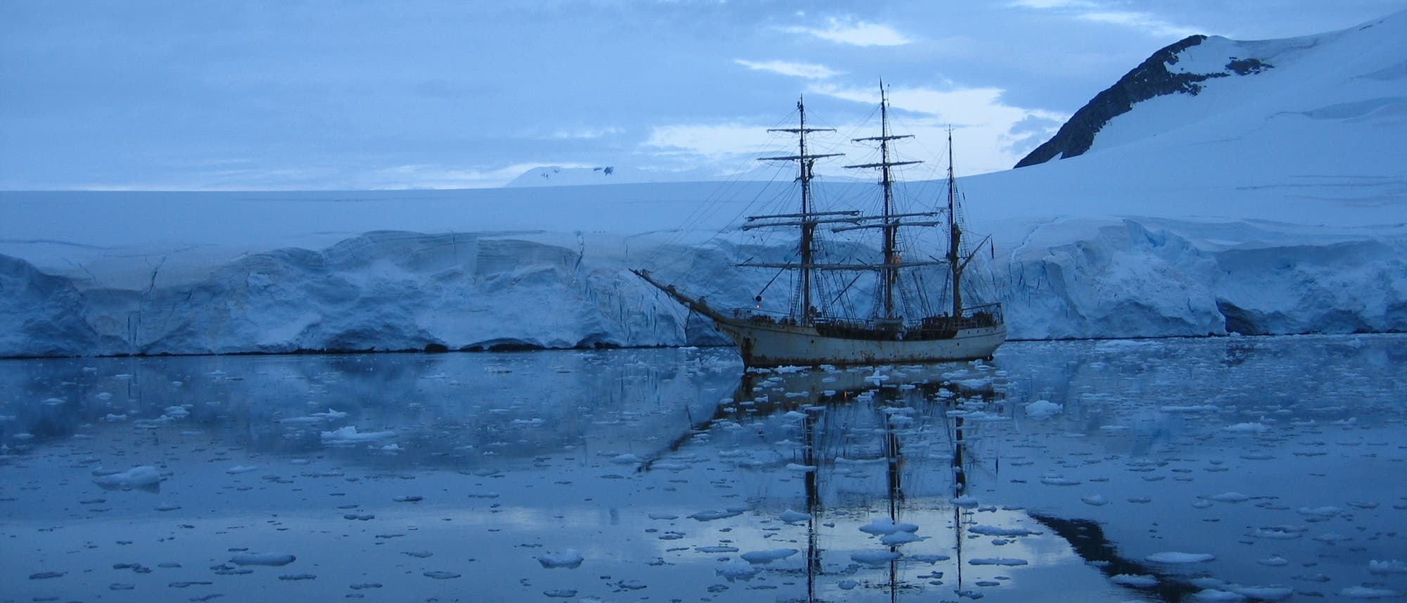 Schiff ankert vor der Antarktischen Halbinsel Schiff ankert vor der Antarktischen Halbinsel