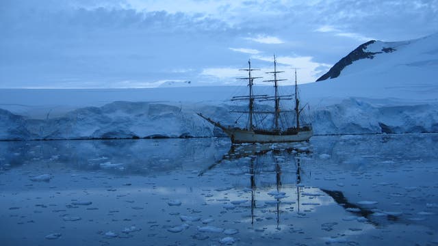 Schiff ankert vor der Antarktischen Halbinsel