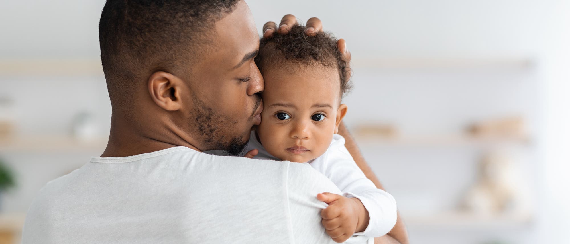 Junger Vater hält Baby auf dem Arm Junger Vater hält Baby auf dem Arm