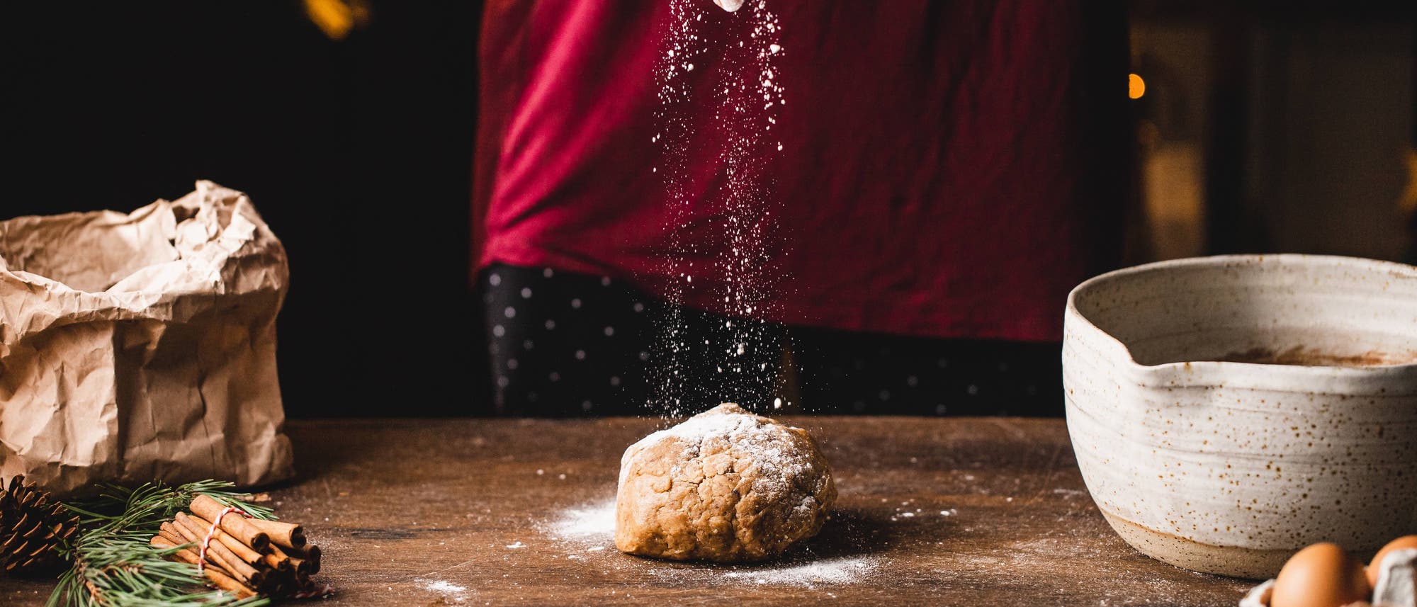 Ein Teigballen wird mit Mehl bestreut Ein Teigballen wird mit Mehl bestreut