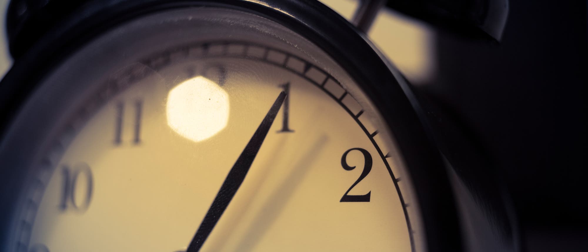 Ausschnitt eines Weckers zeigt 3 Uhr 5 nachts Ausschnitt eines Weckers zeigt 3 Uhr 5 nachts