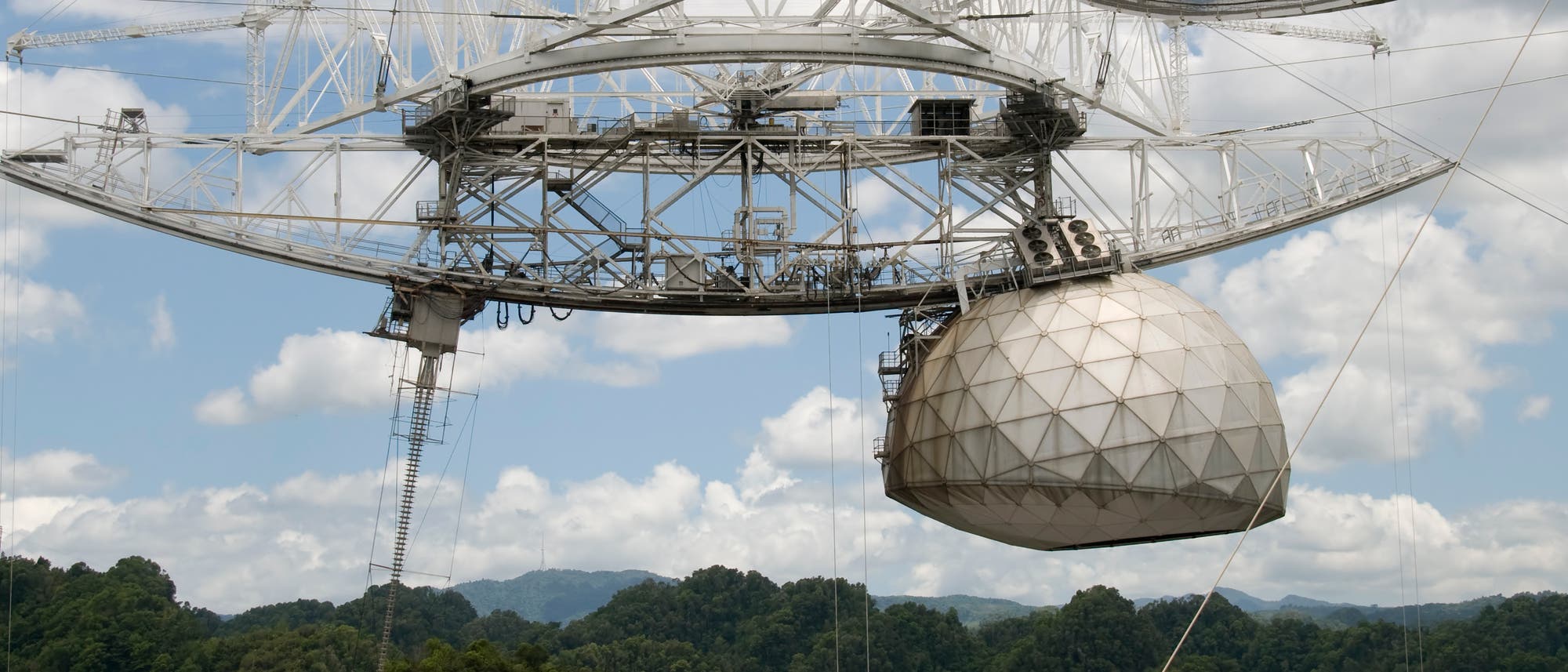 Die Plattform über der Radioschüssel in einer Aufnahme von 2008, als sie noch intakt war. Die Plattform über der Radioschüssel in einer Aufnahme von 2008, als sie noch intakt war.