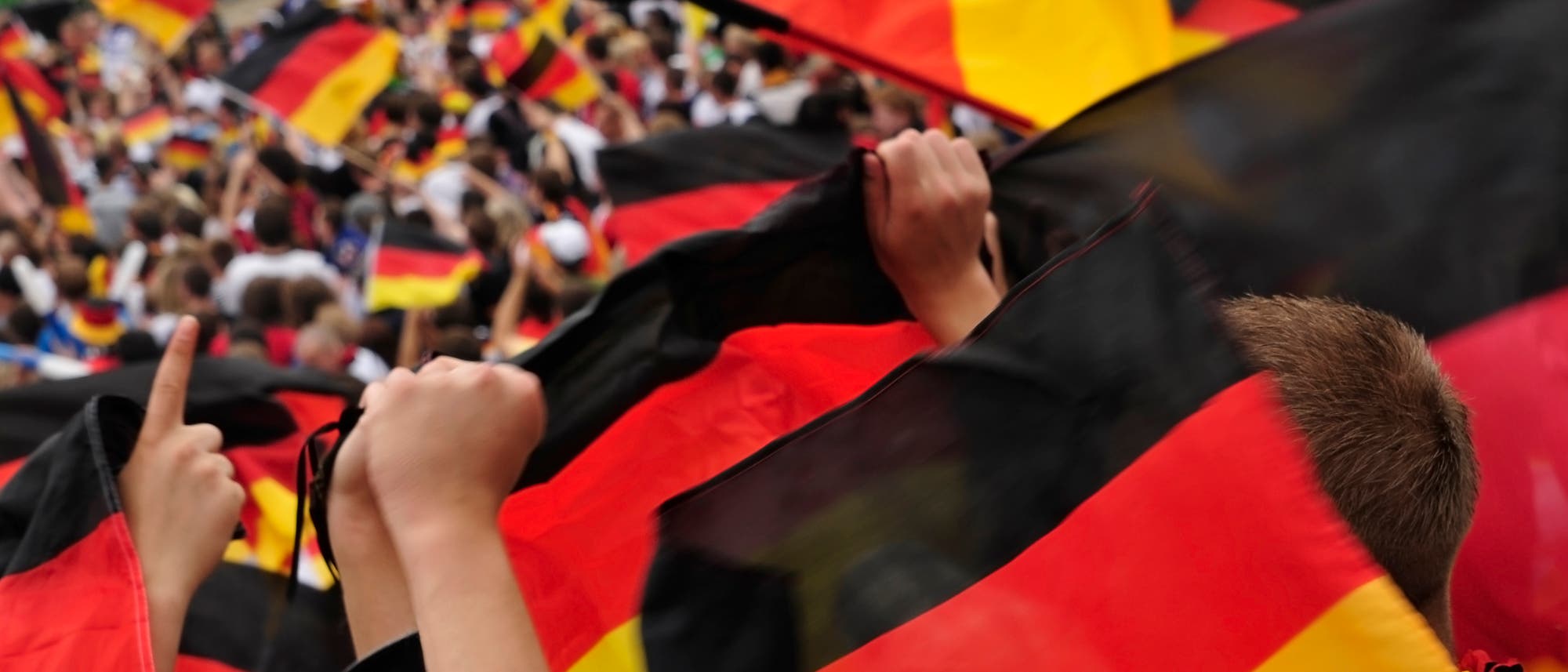 Fußballfans mit Deutschlandflaggen Fußballfans mit Deutschlandflaggen