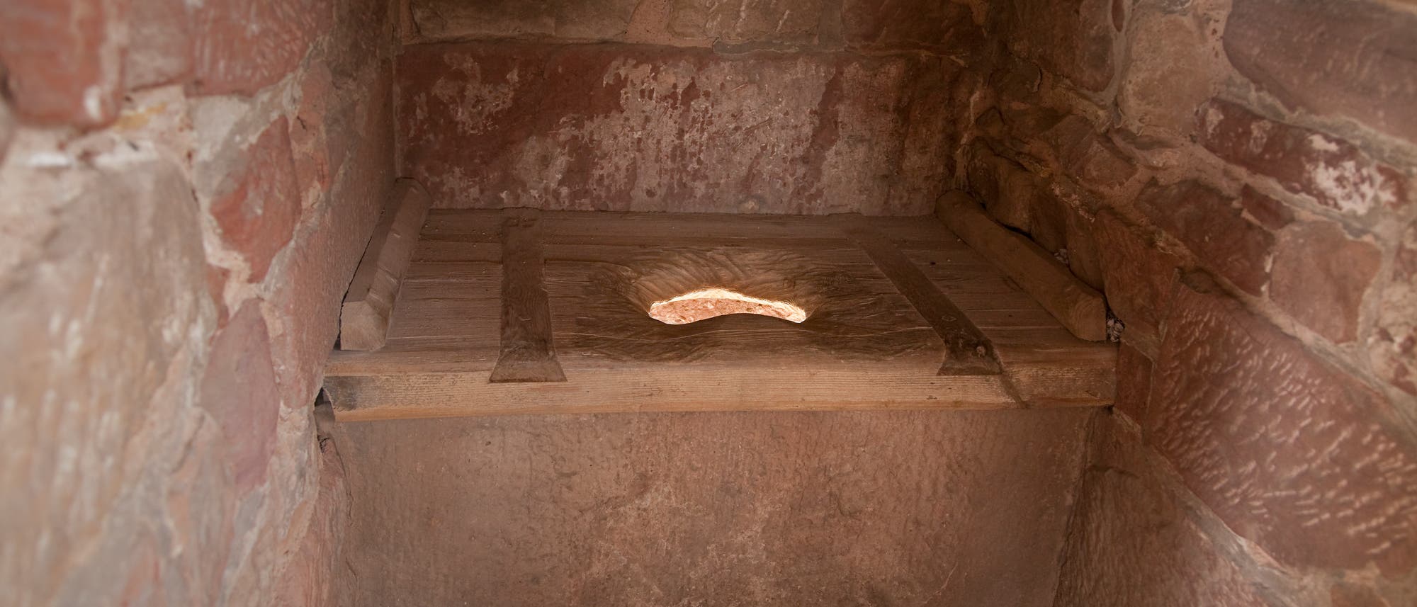 Rekonstruierte mittelalterliche Toilette auf einer Burg Rekonstruierte mittelalterliche Toilette auf einer Burg