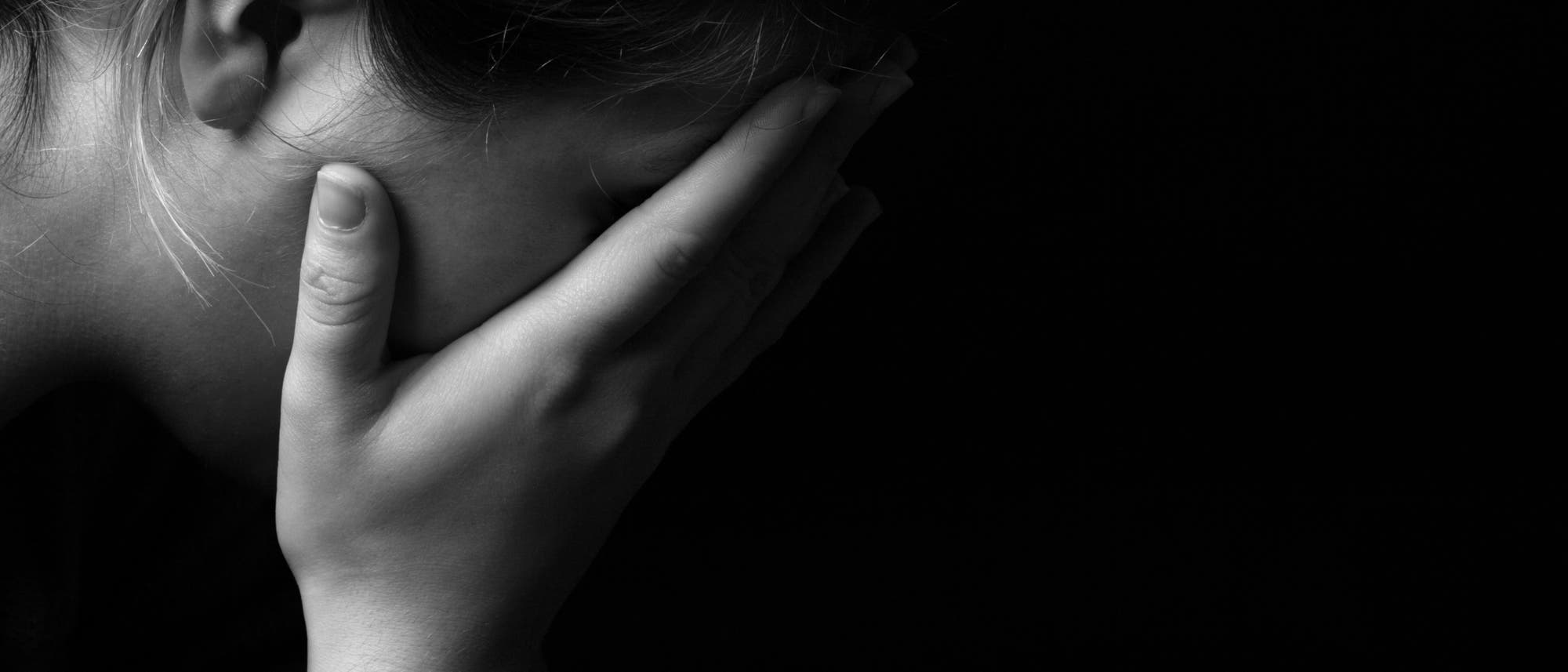 Frau vergräbt Kopf in den Händen Frau vergräbt Kopf in den Händen