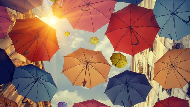 Regenschirme bei Sonnenschein