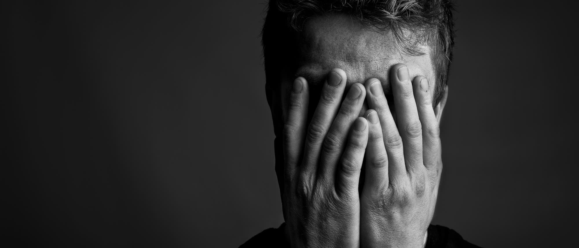 Mann hält die Hände vors Gesicht Mann hält die Hände vors Gesicht