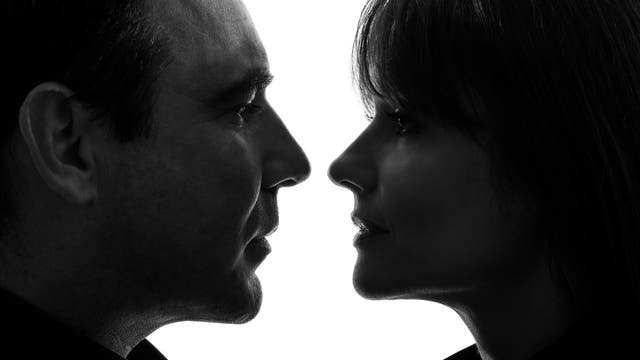 Ein Mann und eine Frau blicken sich gegenseitig ins Gesicht.