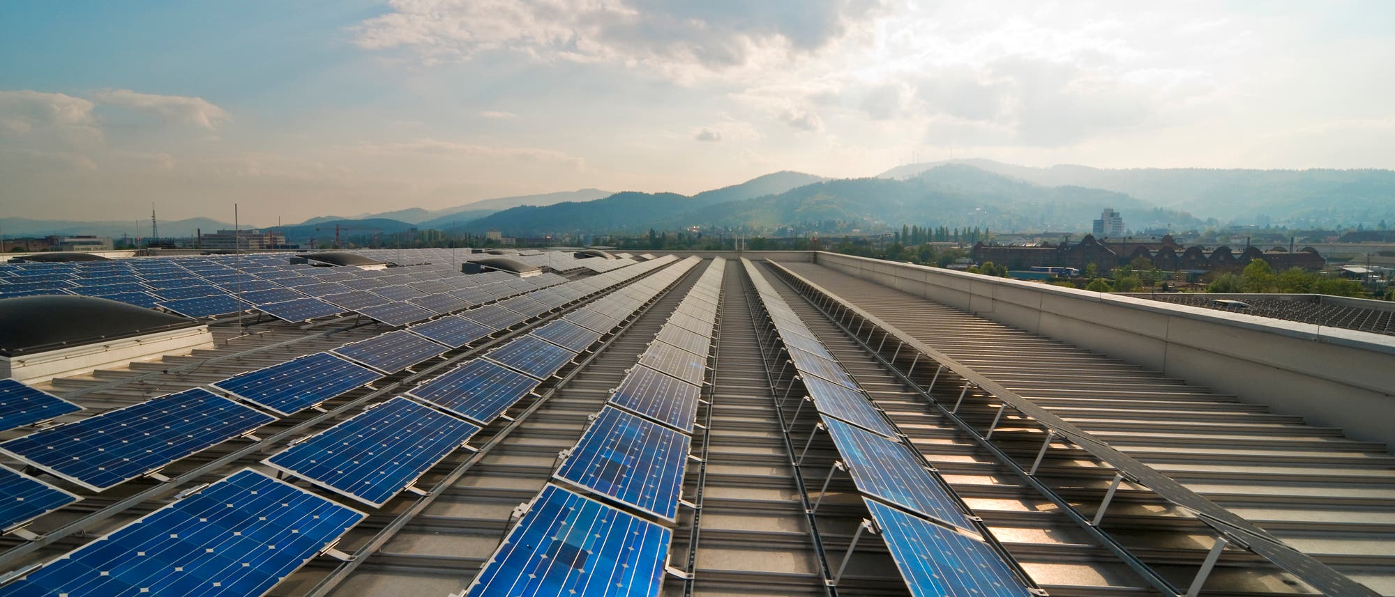Solaranlagen müssen deutlich häufiger werden, soll die Umstellung auf Erneuerbare vollzogen werden Solaranlagen müssen deutlich häufiger werden, soll die Umstellung auf Erneuerbare vollzogen werden