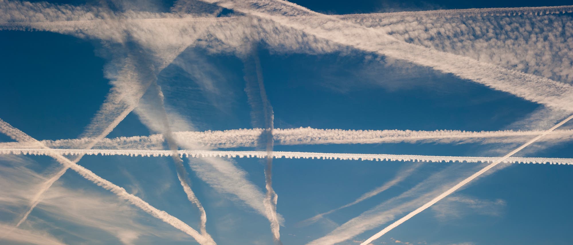 Die Vorstellung, mit den Kondensstreifen würden die Flugzeuge verdummende Chemikalien (oder gar Viagra) ausstoßen und damit auf uns herabregnen lassen, ist zwar hoffnungslos absurd; aber erschreckend viele Leute glauben daran. Die Vorstellung, mit den Kondensstreifen würden die Flugzeuge verdummende Chemikalien (oder gar Viagra) ausstoßen und damit auf uns herabregnen lassen, ist zwar hoffnungslos absurd; aber erschreckend viele Leute glauben daran.