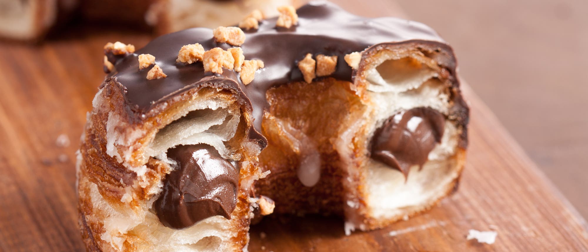 Ein gefüllter Cronut, Paradebeispiel für einen »Zwittersnack« Ein gefüllter Cronut, Paradebeispiel für einen »Zwittersnack«