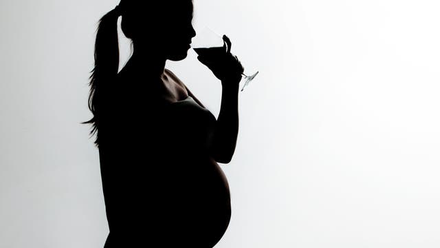 Schwangere trinkt Wein