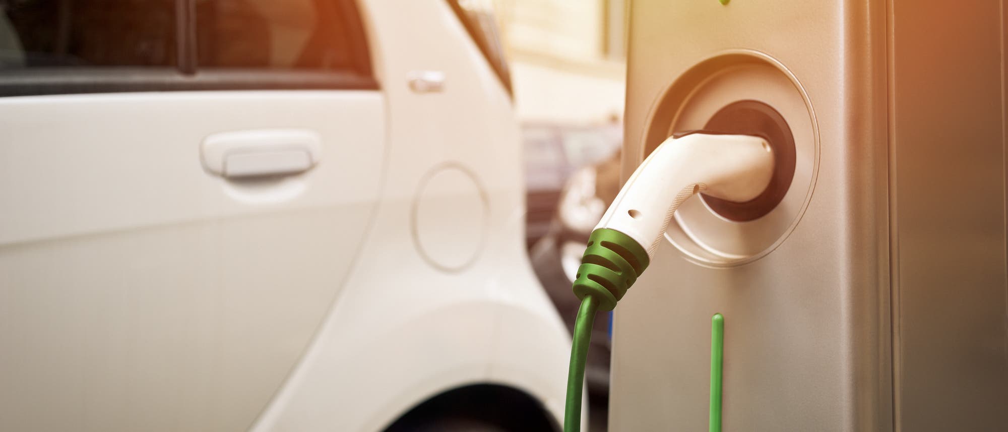 E-Auto beim Aufladen E-Auto beim Aufladen