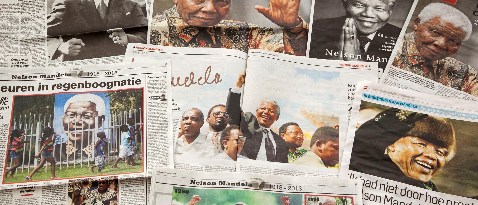 Aufmacherseiten von Zeitungen, am Tag nach dem Tod von Nelson Mandela 2013