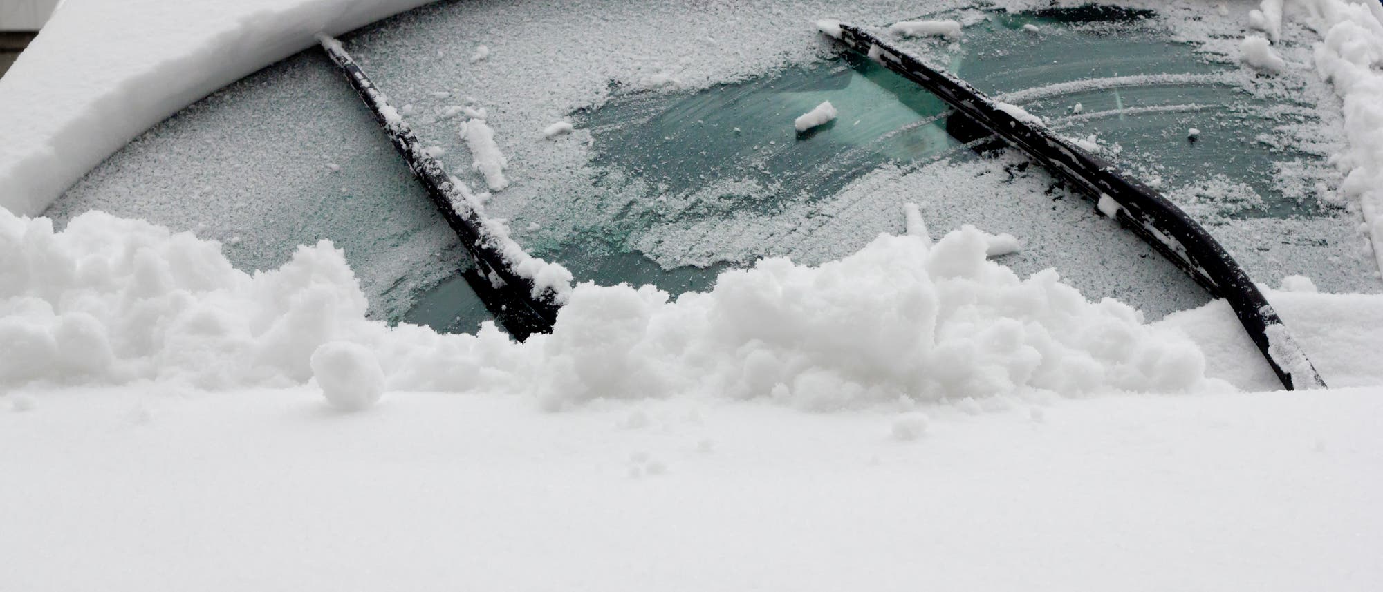 Eis und Schnee auf der Frontscheibe Eis und Schnee auf der Frontscheibe