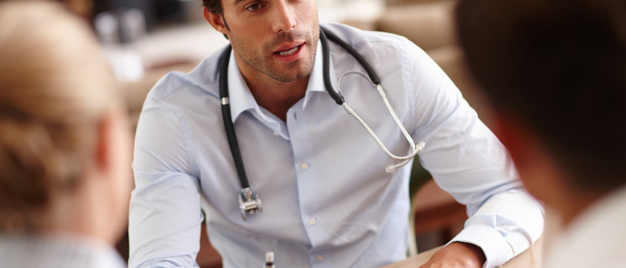 Ein Mediziner führt ein Patientengespräch Ein Mediziner führt ein Patientengespräch
