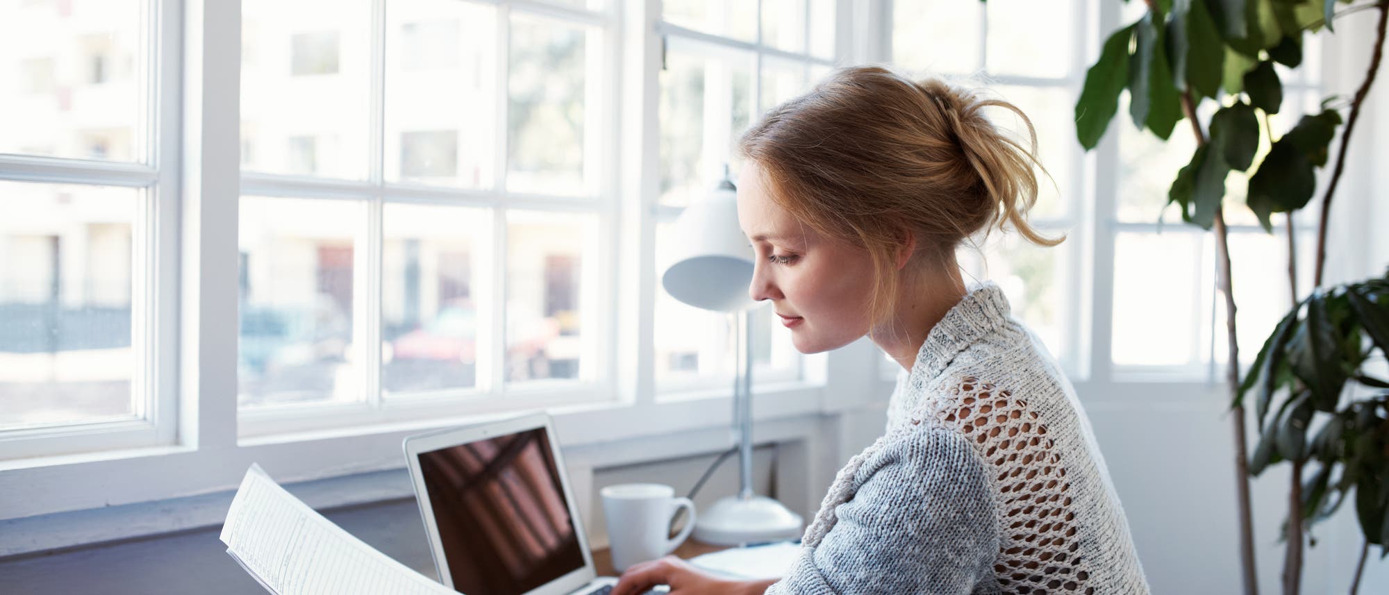 Eine Frau arbeitet im Homeoffice Eine Frau arbeitet im Homeoffice
