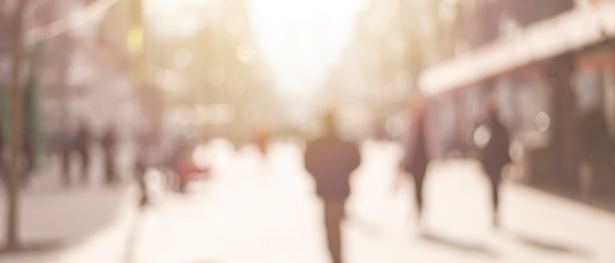Eine Straßenszene, wie Kurzsichtige sie sehen, wenn sie ihre Brille zuhause auf dem Nachttisch vergessen haben Eine Straßenszene, wie Kurzsichtige sie sehen, wenn sie ihre Brille zuhause auf dem Nachttisch vergessen haben