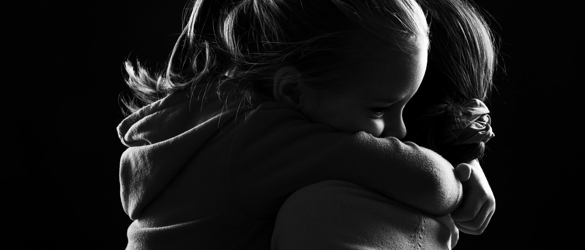 Mädchen umarmt Mutter Mädchen umarmt Mutter