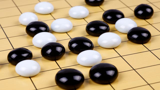 Beim Go-Spiel setzen die beiden Spieler abwechselnd einen Stein ihrer Farbe (schwarz beziehungsweise weiß) auf einen der 19·19 Schnittpunkte eines quadratischen Gitters. Im ersten Zug stehen also 361 Möglichkeiten zur Auswahl, danach entsprechend weniger, was immer noch weit mehr ist als die durchschnittlich 30 bis 35 Zugmöglichkeiten beim Schach.