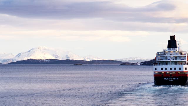Schiff fährt entlang der norwegischen Küste
