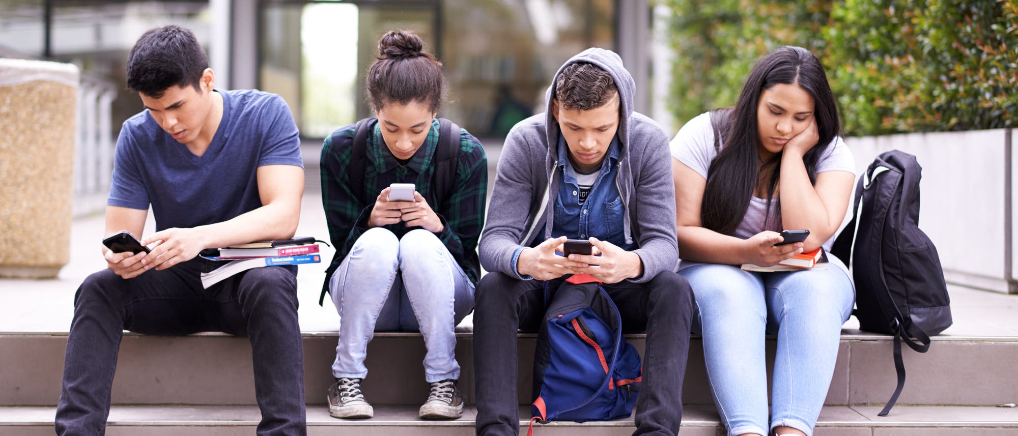 Jugendliche an ihren Smartphones. Jugendliche an ihren Smartphones.