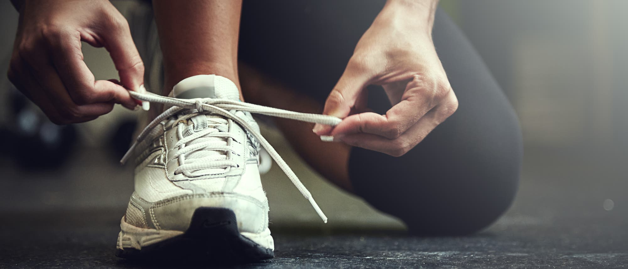 Viele Europäer und Amerikaner gehen joggen, um Kalorien zu verbrennen. Doch Jäger und Sammler laufen erheblich mehr als wir – und setzen insgesamt trotzdem nicht mehr Energie um. Viele Europäer und Amerikaner gehen joggen, um Kalorien zu verbrennen. Doch Jäger und Sammler laufen erheblich mehr als wir – und setzen insgesamt trotzdem nicht mehr Energie um.