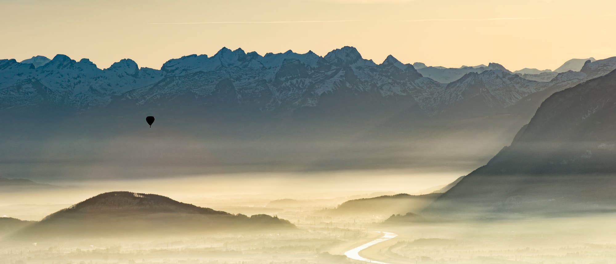 Nebel im Grenzgebiet zwischen Österreich und der Schweiz, fotografiert aus der Luft. Nebel im Grenzgebiet zwischen Österreich und der Schweiz, fotografiert aus der Luft.