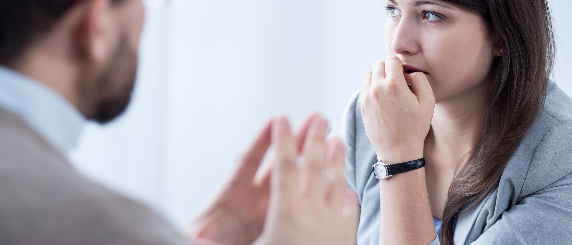 Ein Psychotherapeut behandelt eine junge Patientin. Ein Psychotherapeut behandelt eine junge Patientin.