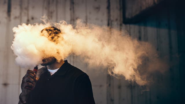 E-Zigratten stinken nicht und ihr Dampf ist weniger schädlich als Zigarettenrauch.