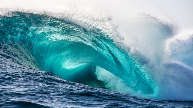 Eine Welle bricht sich im Ozean