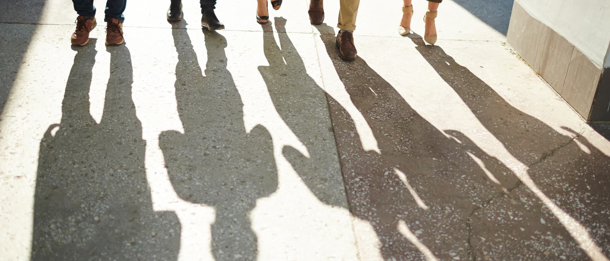 Gehende Menschen mit Schatten Gehende Menschen mit Schatten