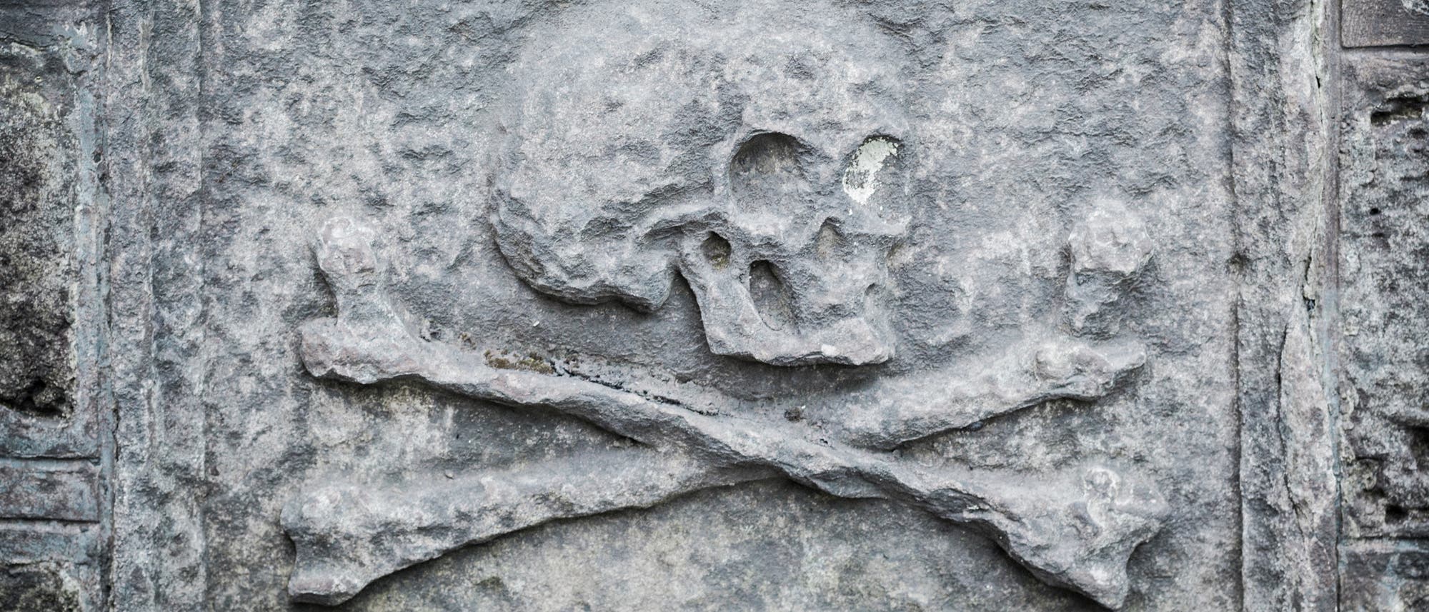 Knochendarstellung auf Grabstein Knochendarstellung auf Grabstein