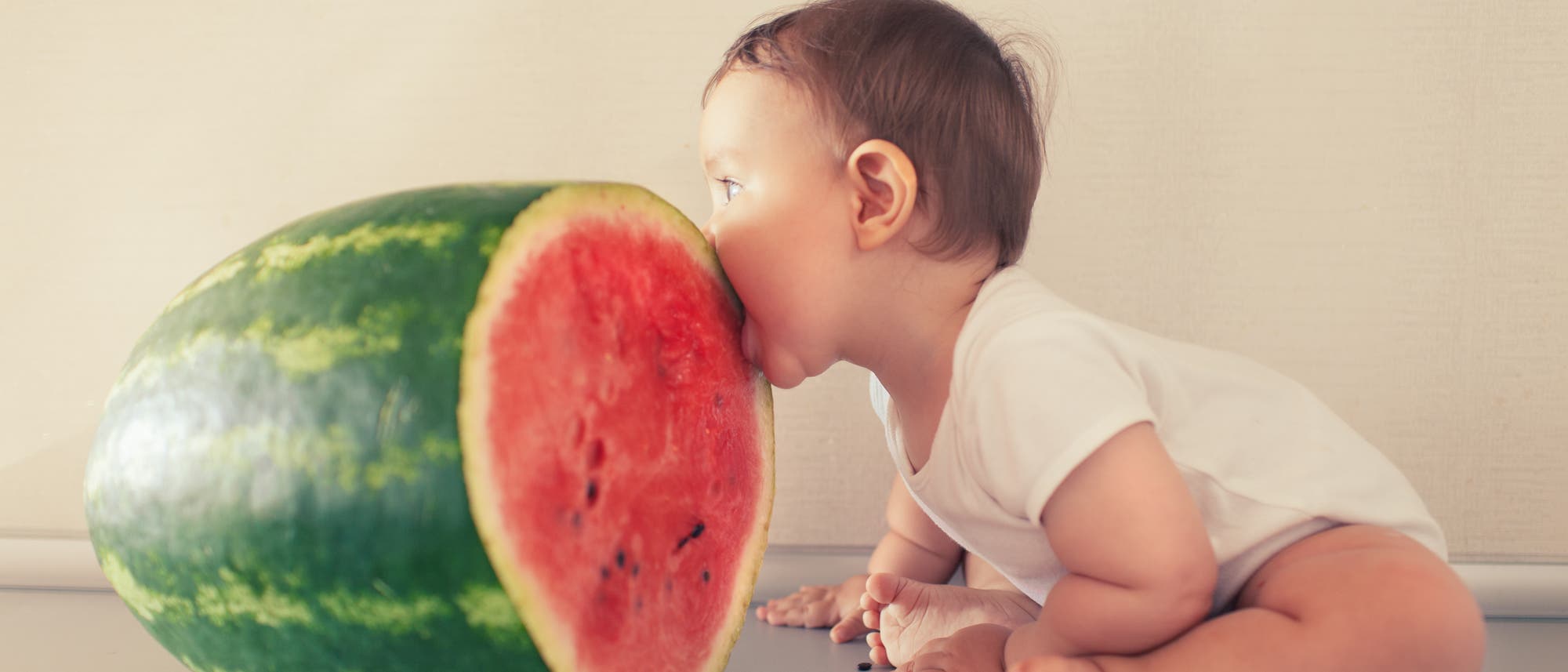 Kleinkind isst eine Melone Kleinkind isst eine Melone
